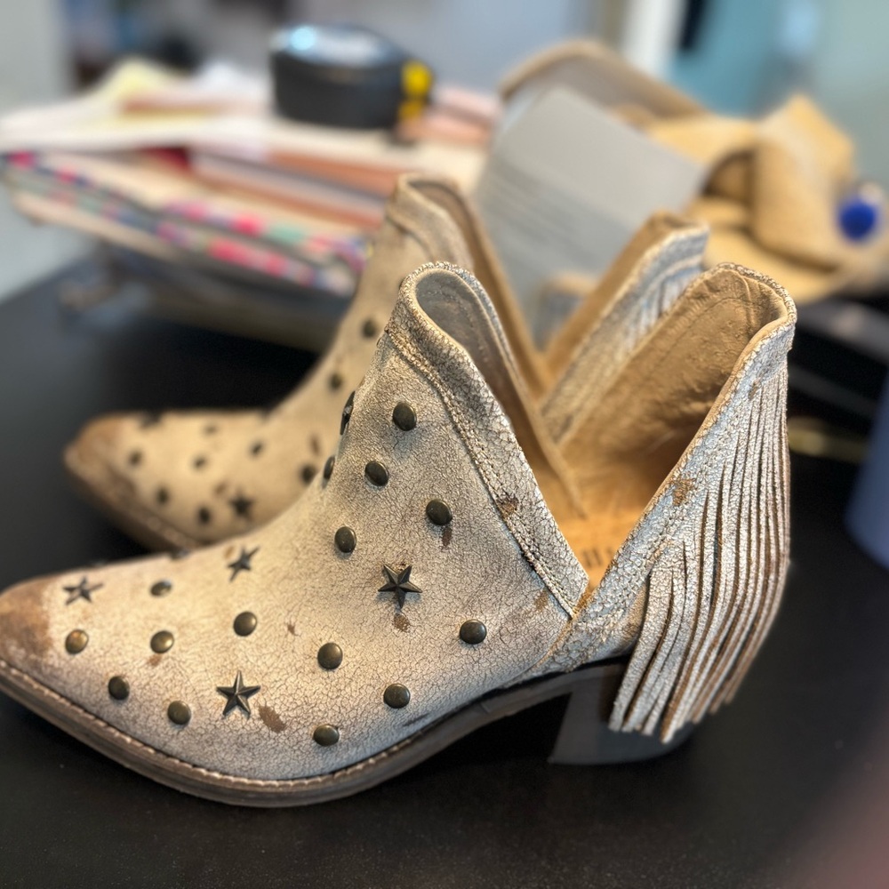 Circle G Cream Ankle Booties with Fringe